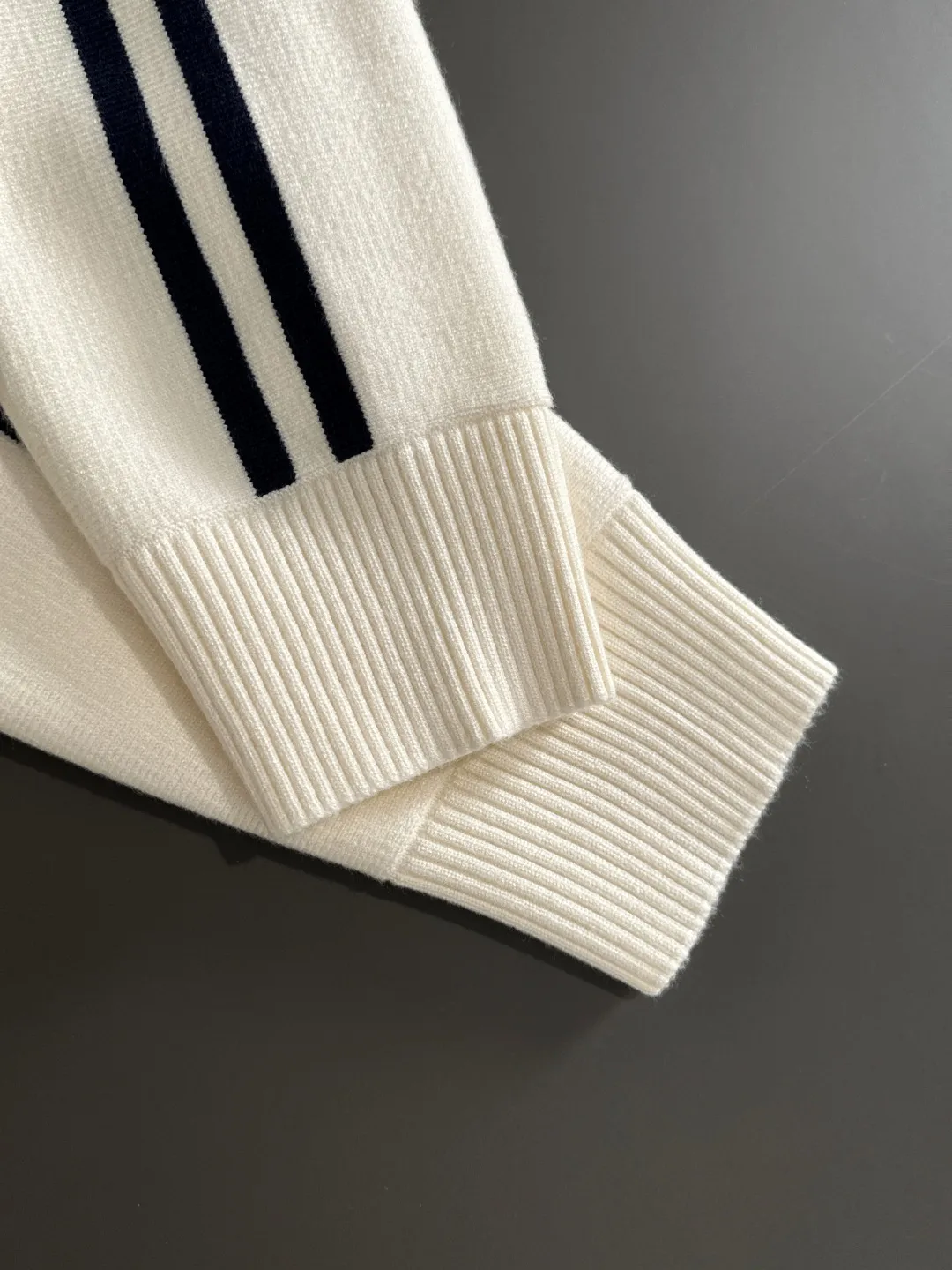 Next day shipping P460 Big Goose 2025 official website latest winter sweater, popular items are on sale at the counter simultaneously! Specially made of wool blended fabric. It feels comfortable and can be directly in contact with the skin. The logo badge is exquisitely embroidered, which is extremely eye-catching! The details highlight the fashionable charm of big brands. Exquisite workmanship. Three-dimensional cutting style. The wearing effect is invincible and handsome! All three standards are complete! Size: M-3XL